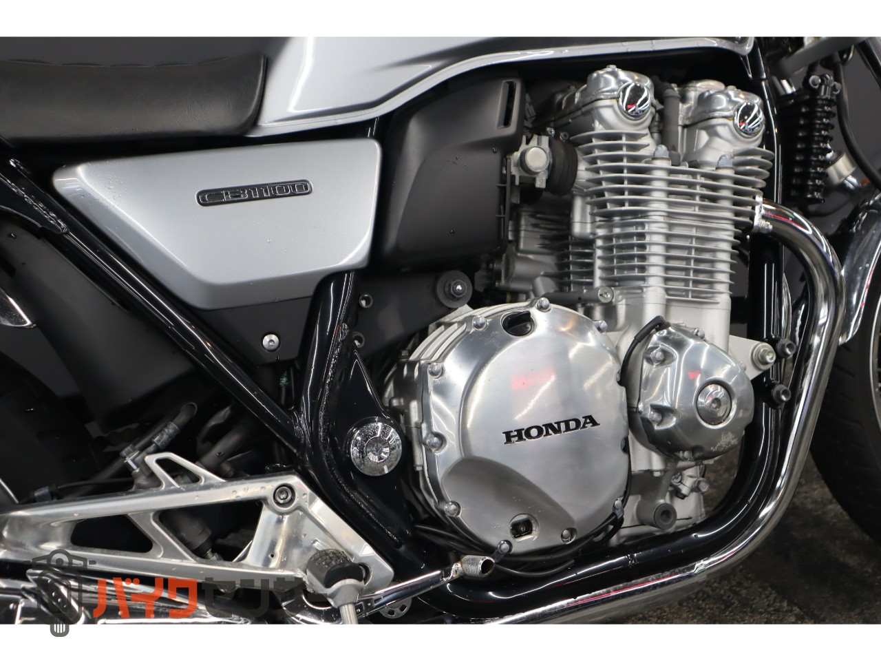 ホンダ CB1100EX 2014モデル 2本出しマフラー、17リットル燃料タンク