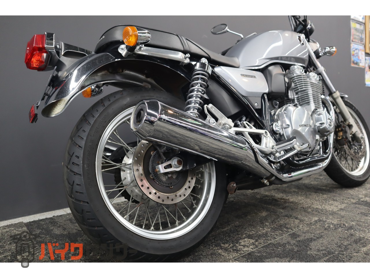 ホンダ CB1100EX 2014モデル 2本出しマフラー、17リットル燃料タンク