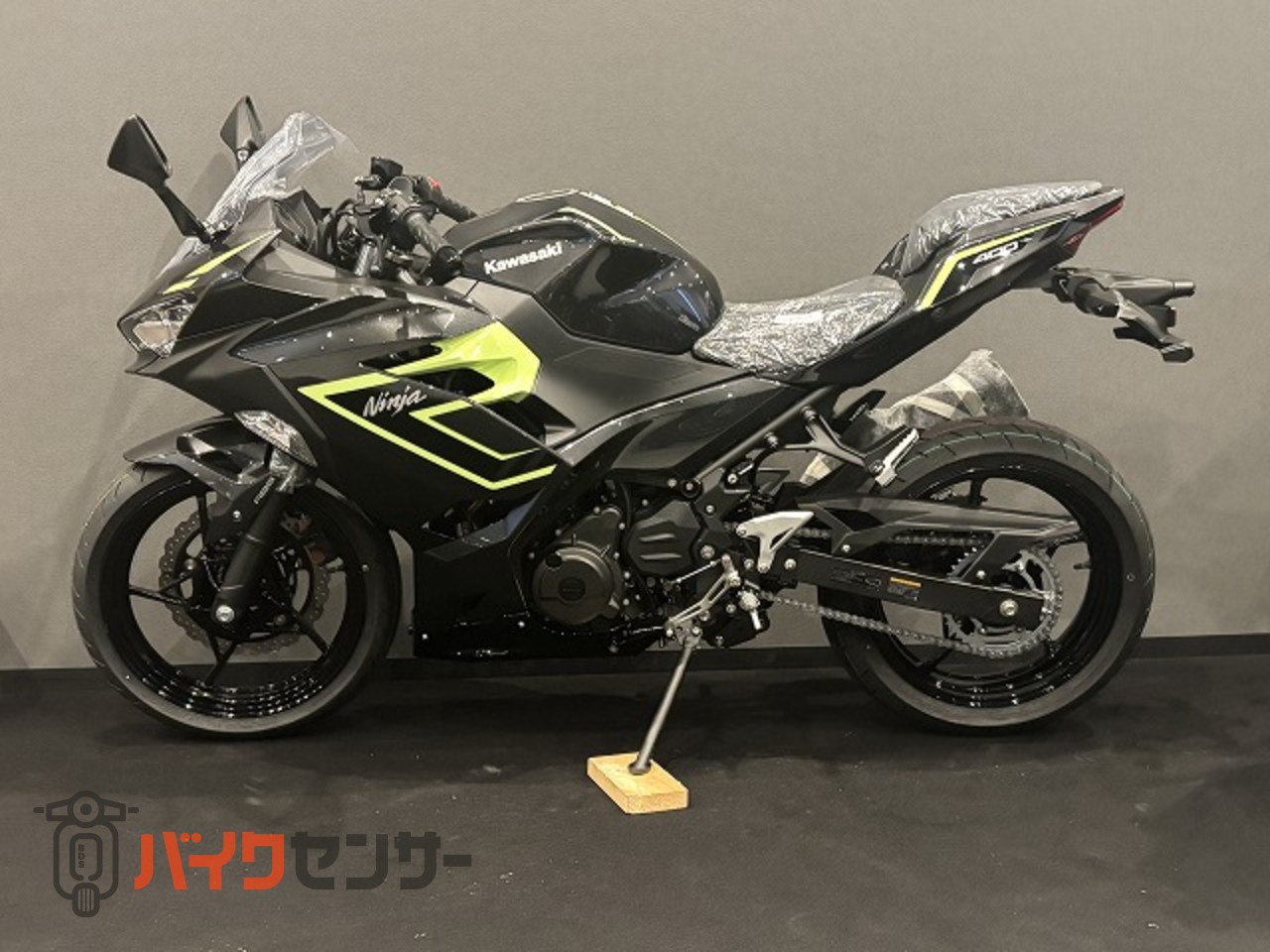 カワサキ Ninja400 2027年モデル メタリックカーボングレー x