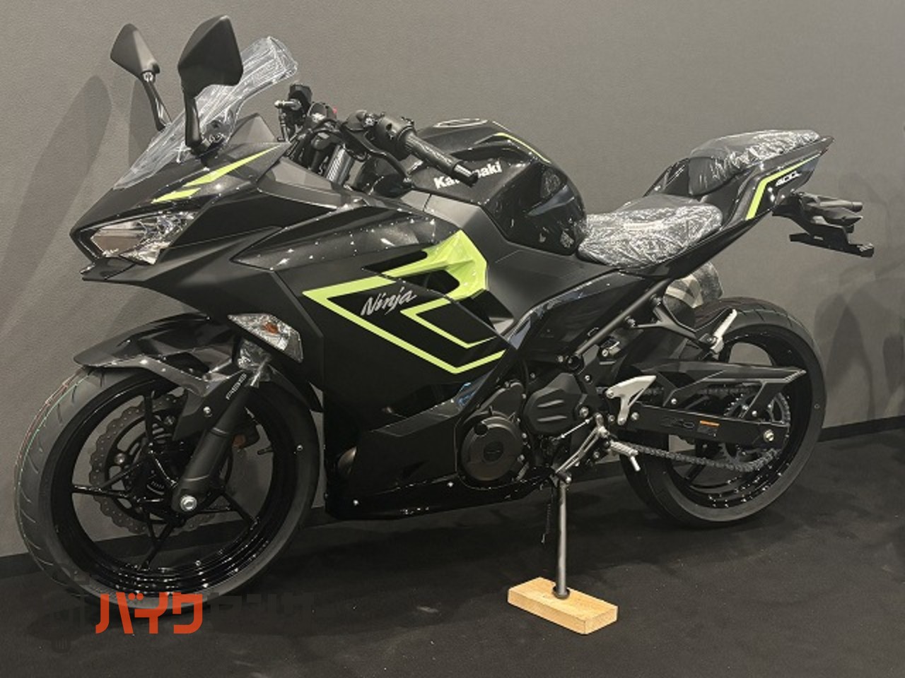 カワサキ Ninja400 2027年モデル メタリックカーボングレー x