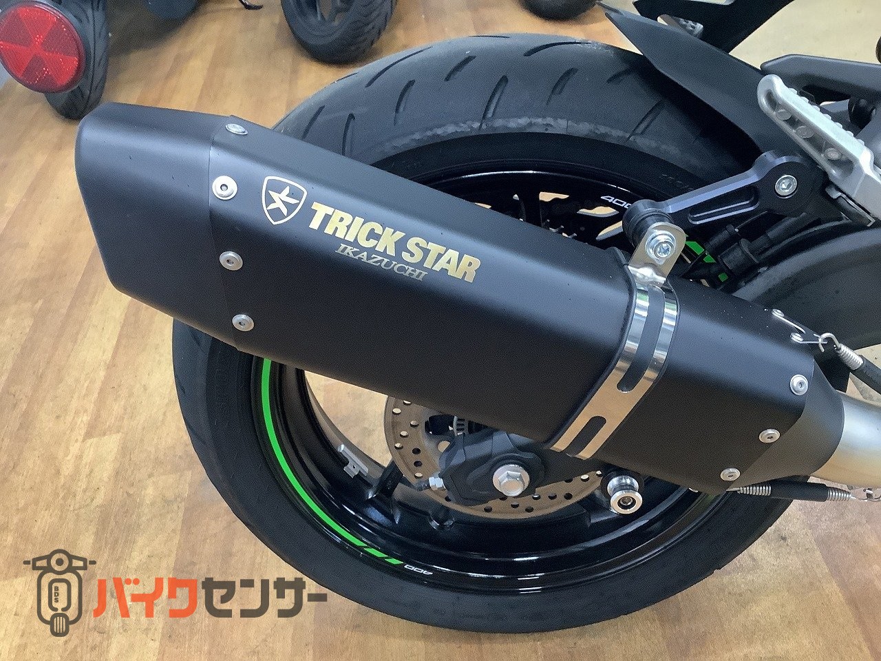 カワサキ ニンジャZX-4RR 2025年モデル トリックスター製マフラー装備