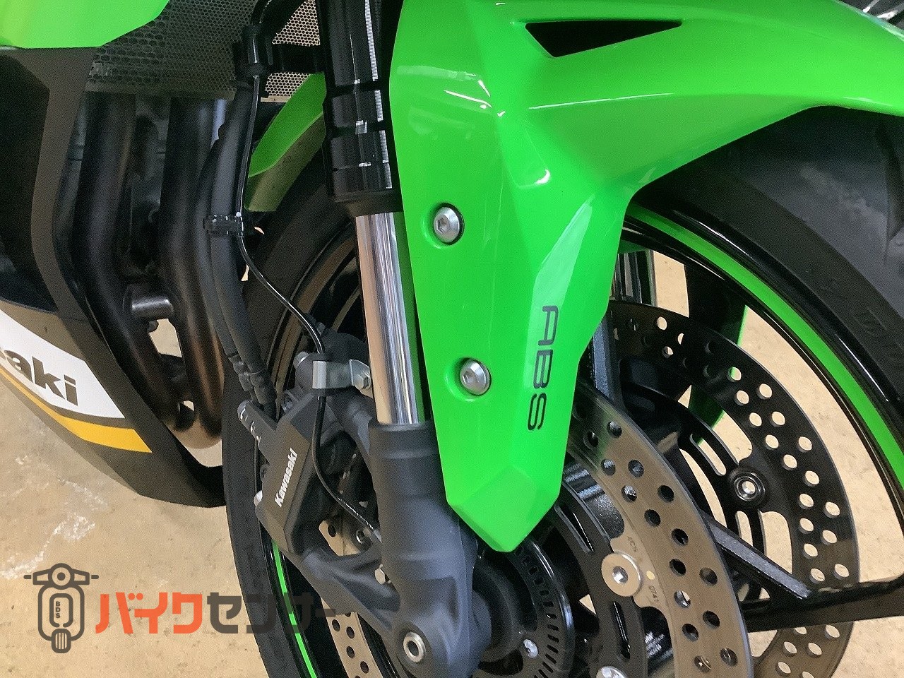 カワサキ ニンジャZX-4RR 2025年モデル トリックスター製マフラー装備