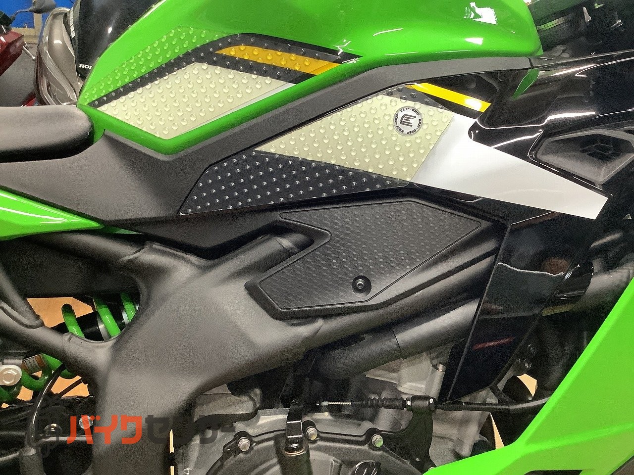 カワサキ ニンジャZX-4RR 2025年モデル トリックスター製マフラー装備