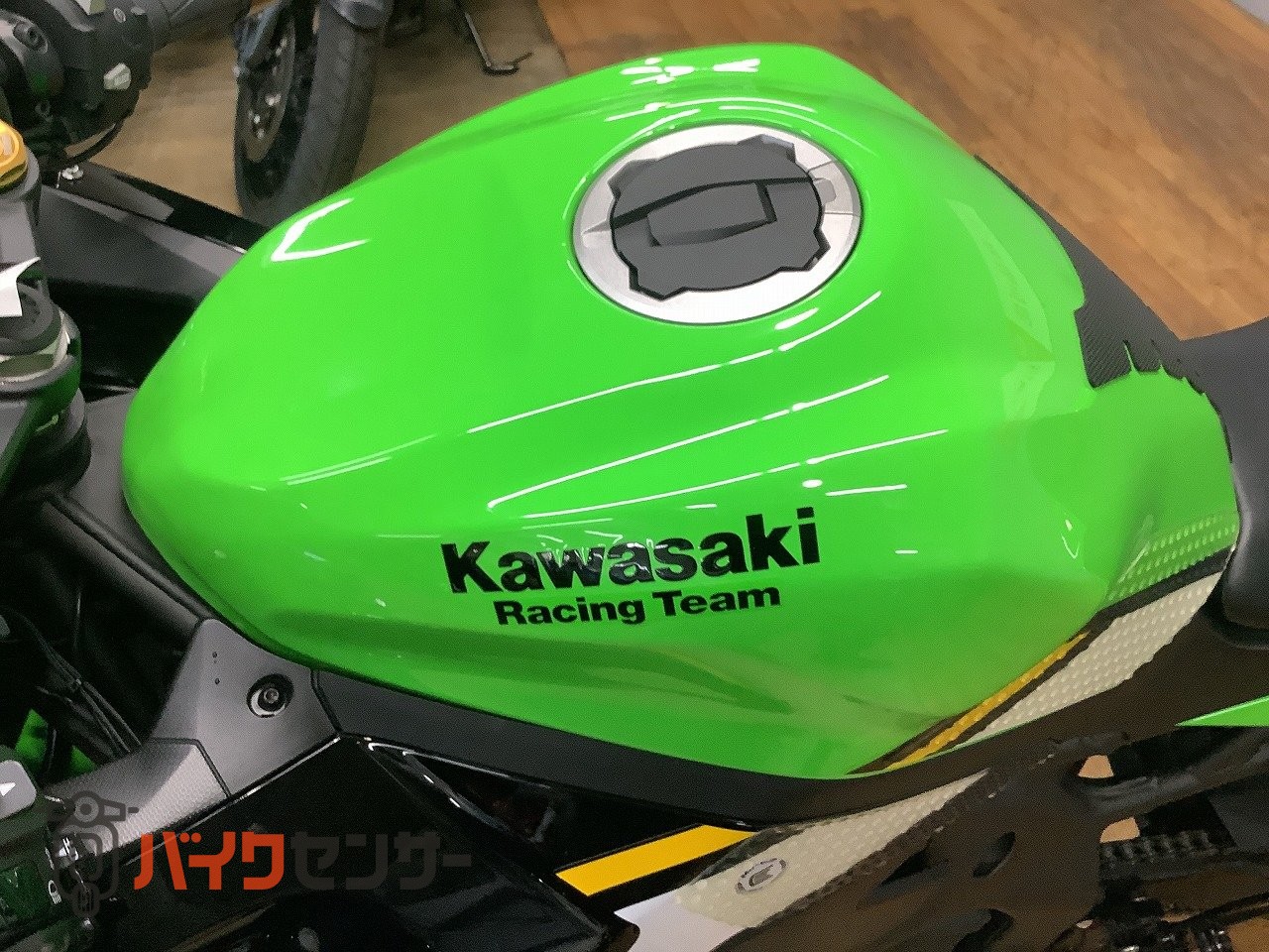 カワサキ ニンジャZX-4RR 2025年モデル トリックスター製マフラー装備