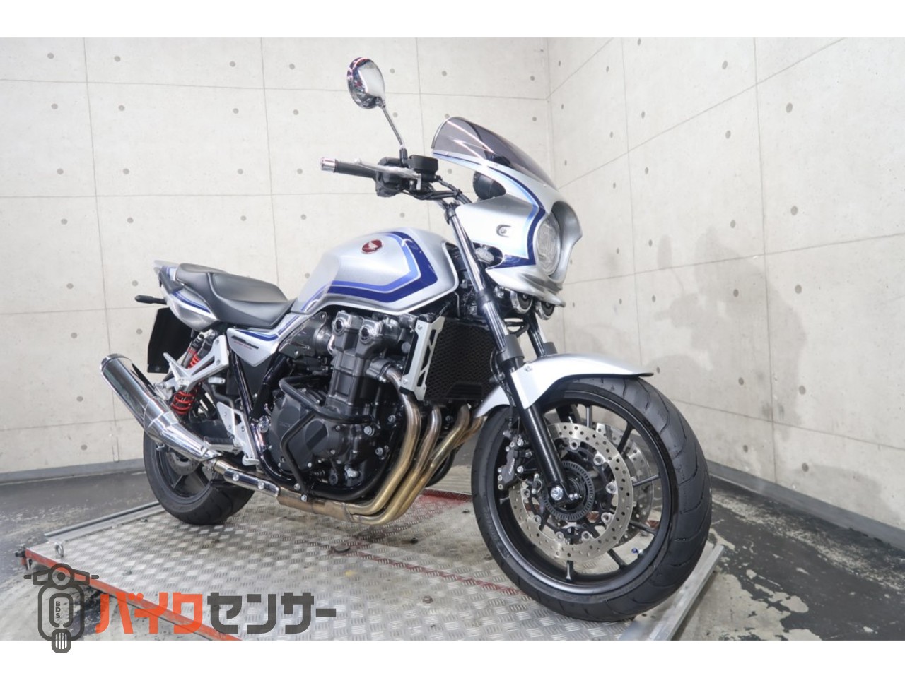 ホンダ CB1300 SUPER FOUR SC54 2023年モデル ビキニカウル エンジン