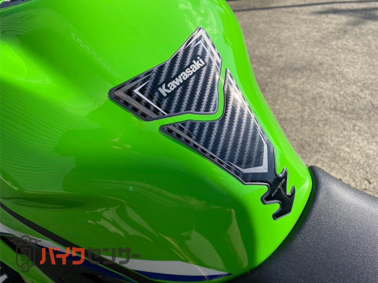 カワサキ NINJA ZX-4RR 2026年モデル ライムグリーン タンクバット