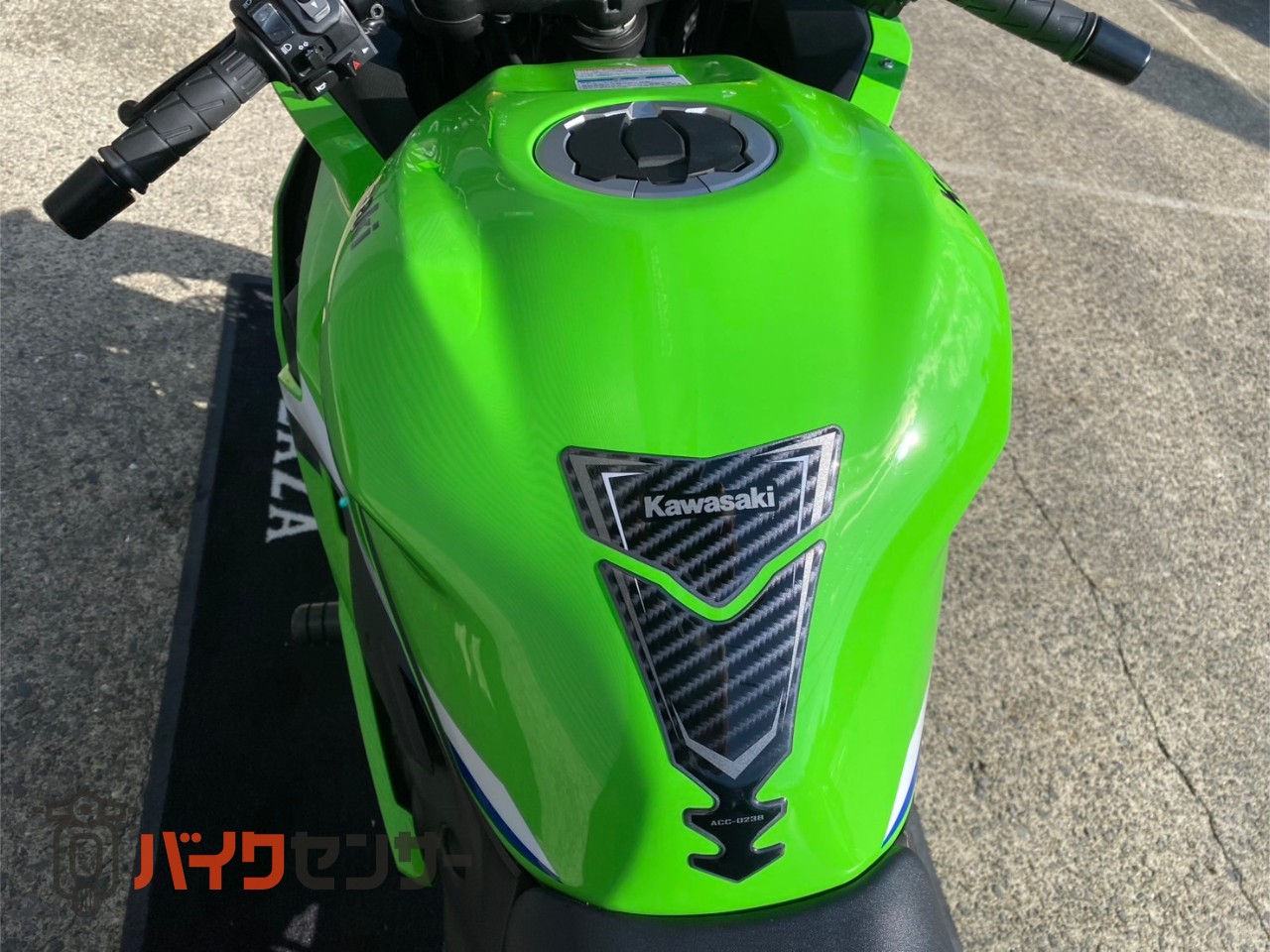 カワサキ NINJA ZX-4RR 2026年モデル ライムグリーン タンクバット
