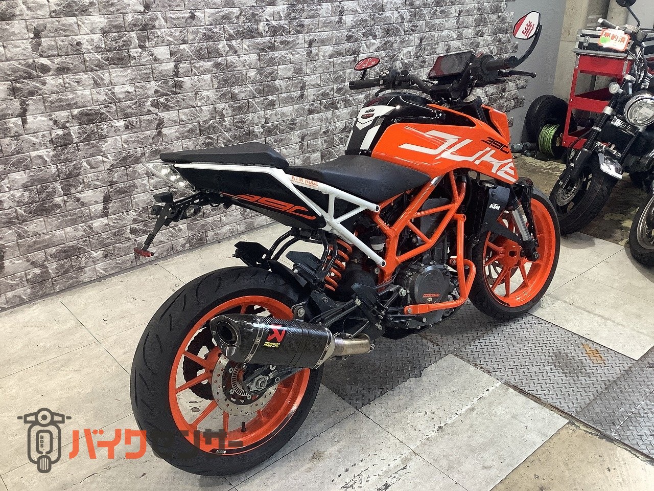 KTM 390デューク ABS アクラポビッチサイレンサー USB電源