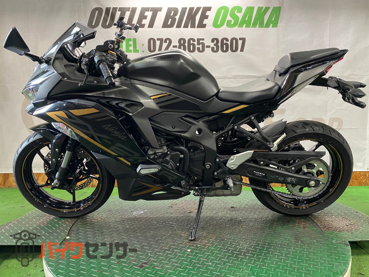 カワサキ Ninja ZX-25R SE 2022年式モデル USBポート 純正スペアキー