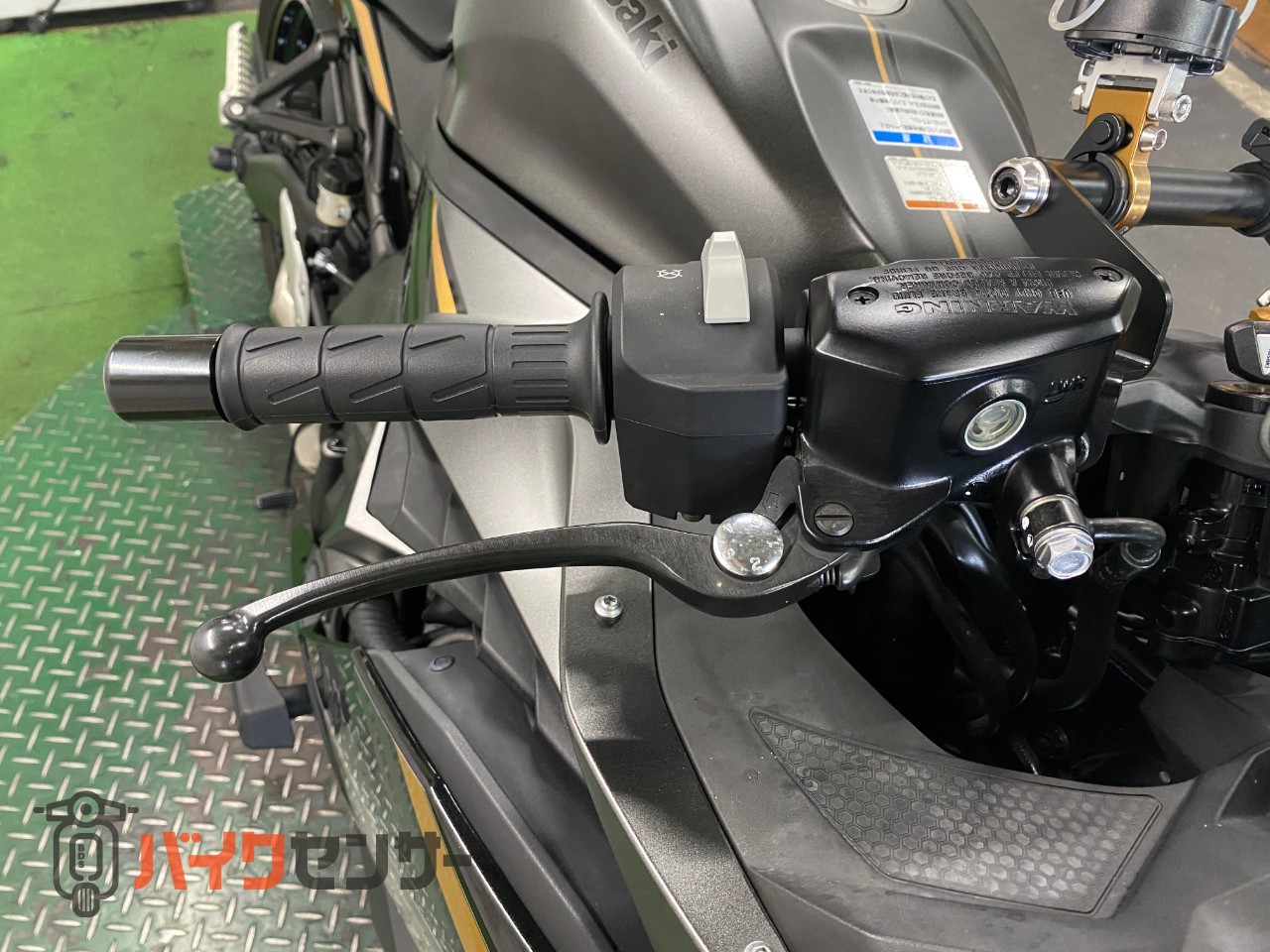 カワサキ Ninja ZX-25R SE 2022年式モデル USBポート 純正スペアキー