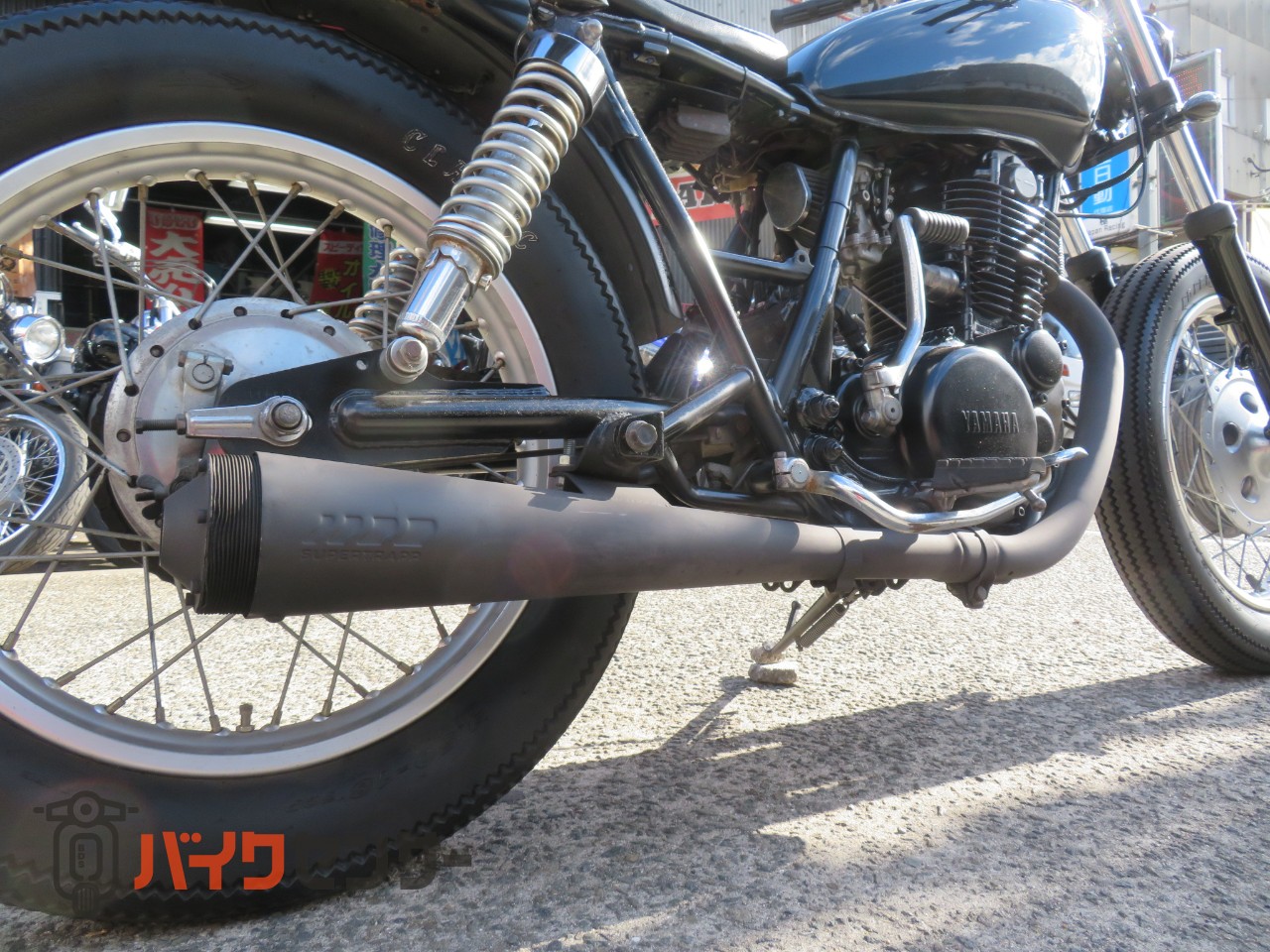 ヤマハ SR400 ビンテージブラックカスタム マフラー タイヤ ハンドル