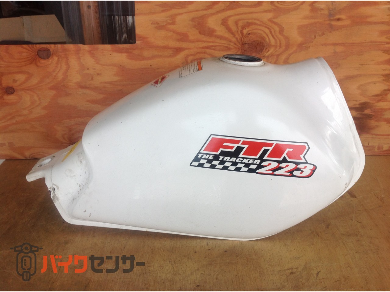 FTR223 タンク ホワイト P008054| BDSバイクセンサー