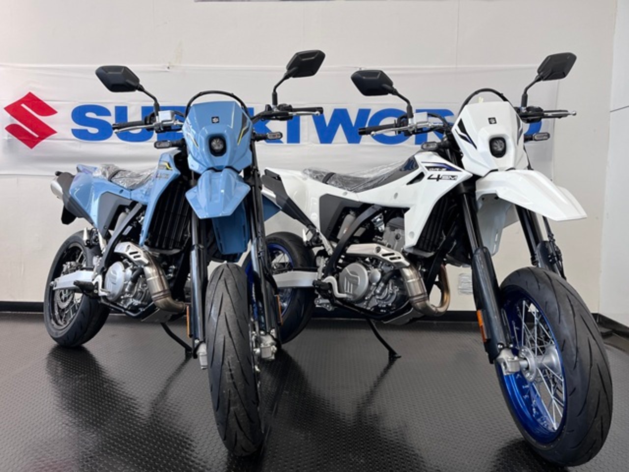 本日8/17まで出品【未使用】リチャードスペア　はずむ海 スズキワールド船橋に「DR-Z4SM」が全色揃いました！| BDSバイク