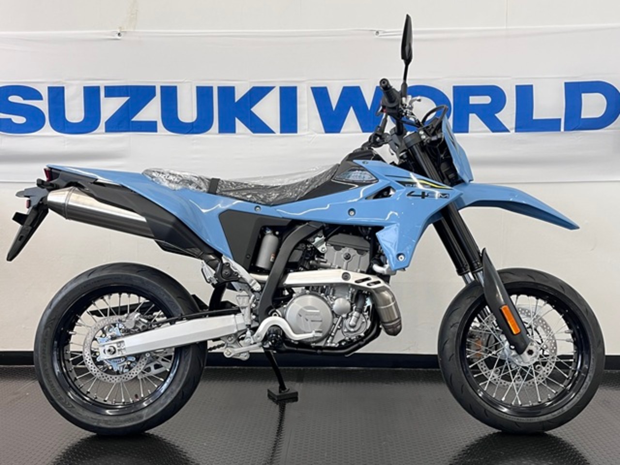 スズキワールド船橋に「DR-Z4SM」が全色揃いました！| BDSバイク