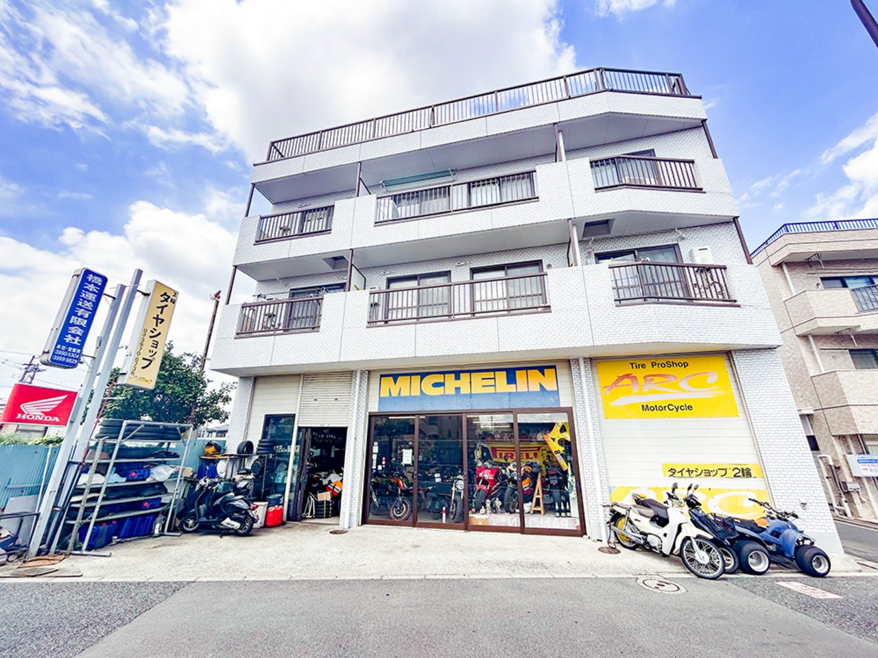 TYRE SHOP ARCの外観