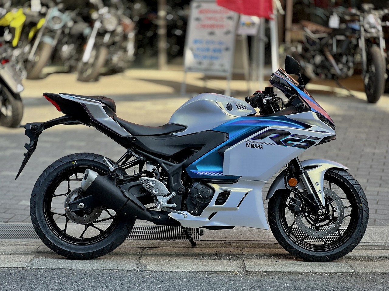 YZF-R25 マットパールホワイト入荷！| BDSバイクセンサー