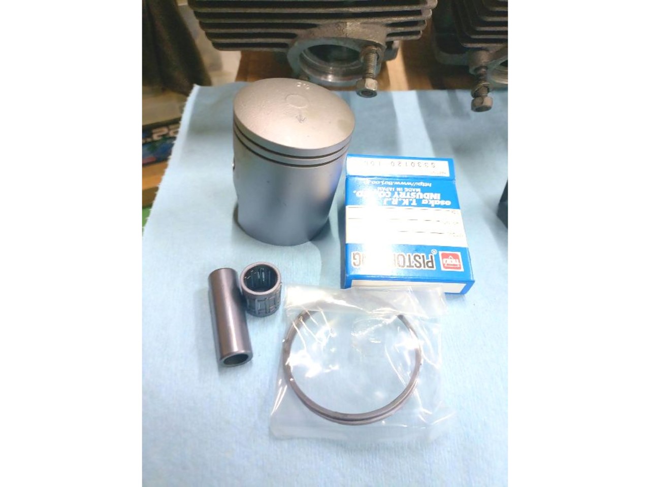 3年前にフルオーダーしたボードですかなり状態が良いです、日焼けもありません。 3年前にフルオーダーしたボードですかなり状態が良いです