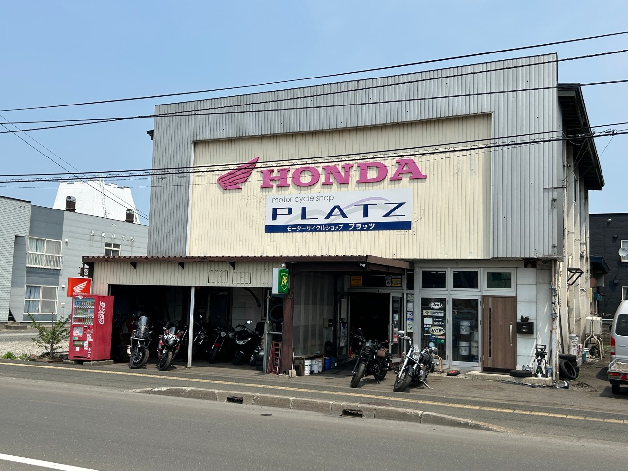 モーターサイクルショップPLATZの外観