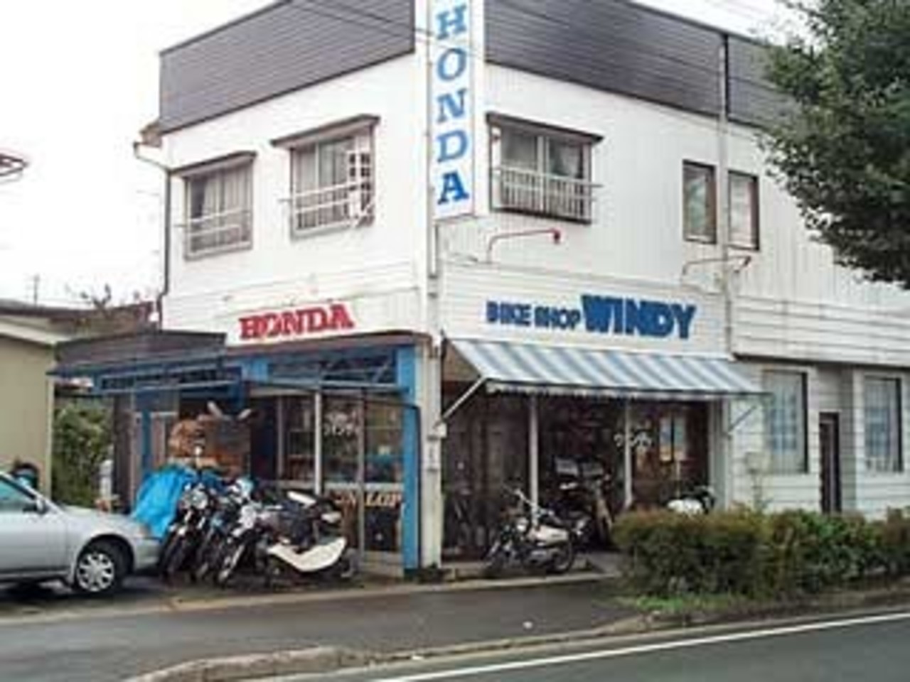 バイクショップ ウィンディの外観