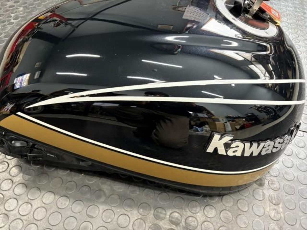 z900rs タンク　凹みあり Z900RSの3箇所ほど傷付き凹みと周辺の歪み。東京都 | バイク