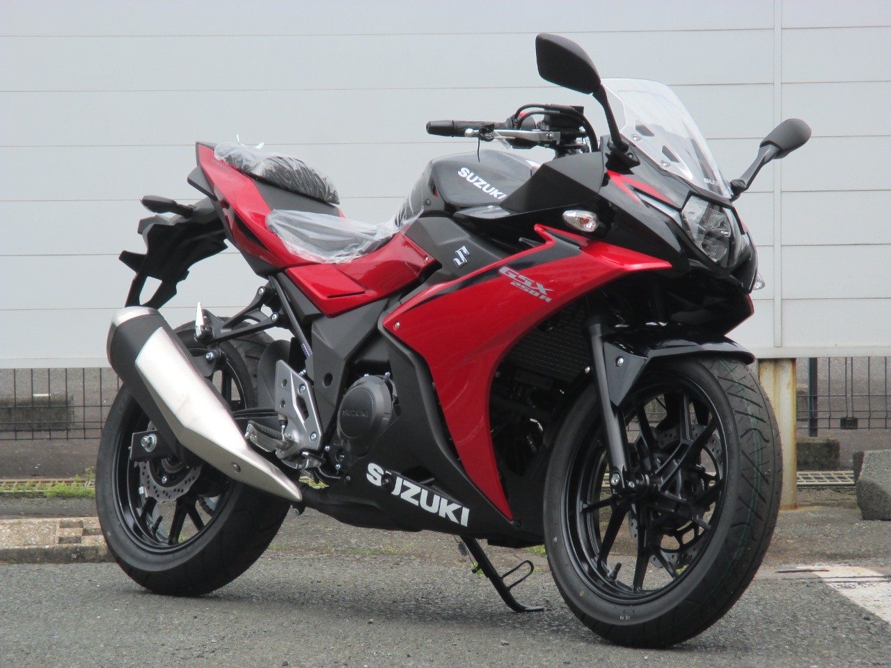 SUZUKI GSX250R 赤 自賠責保険で乗れます 半額配送キャンペーン 期間