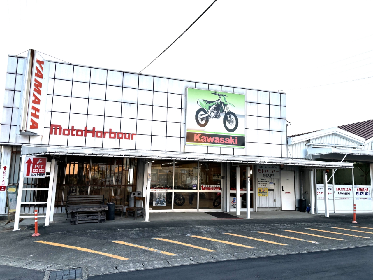 バイクは楽しいモトハーバーの外観