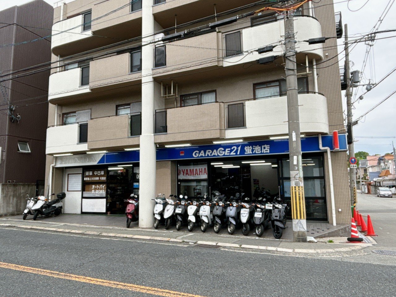 ガレージトニワン蛍池の外観